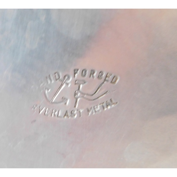 1940s Hand-Forged Everlast Aluminum Hammered Round Vintage Tray With Handles - Picture 3 of 10